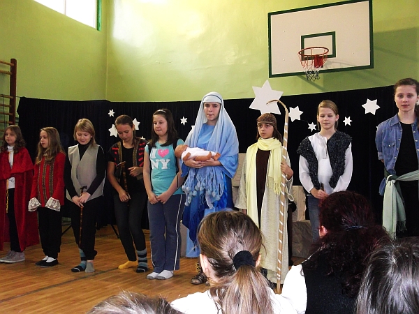 Szkoła Podstawowa nr 9 w Jastrzębiu-Zdroju - młodzi aktorzy wykonują Jasełka